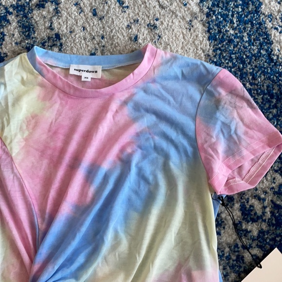 superdown Mariane Twist Front Tee in Blue Multi XS - Picture 5 of 8